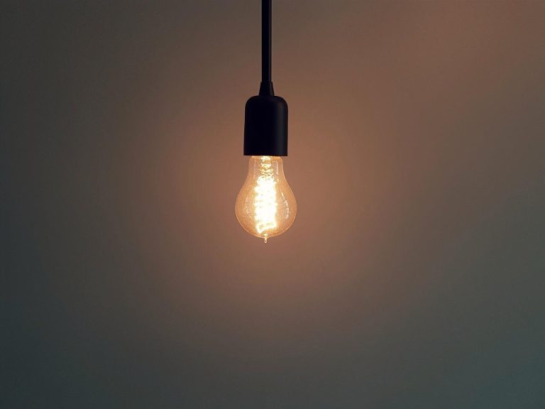 Technische afbeelding van een omvormer voor zonne-energiesysteem met gelijkstroom en wiskelstroomuitgang