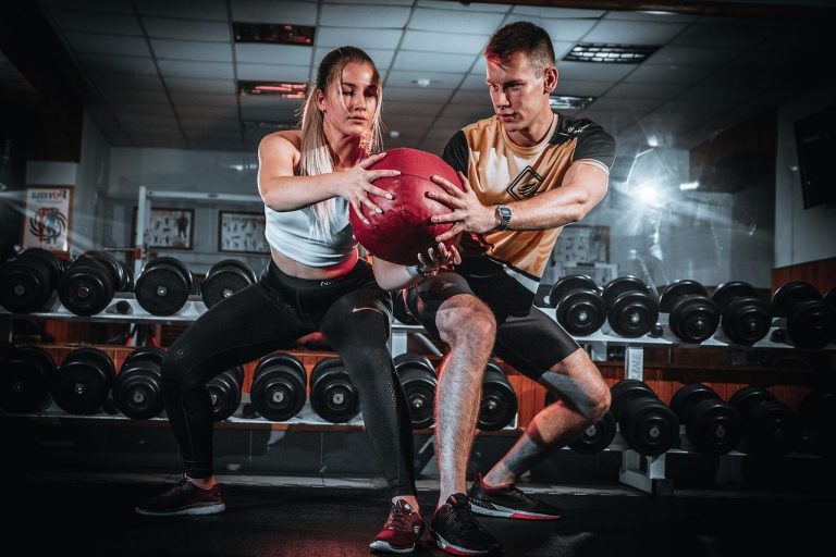Visueel overzicht van de ingrediënten van een perfecte fitnessroutine met elementen als training, voeding en motivatie