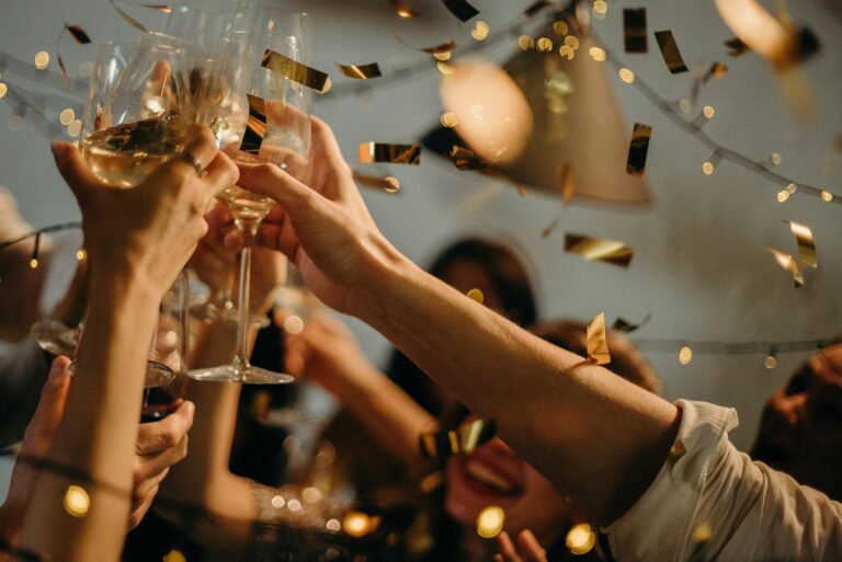 Home Teamuitje op bijzondere buitenlocatie met collega's die samenkomen voor teambuilding en verbinding in een ontspannen, groen d